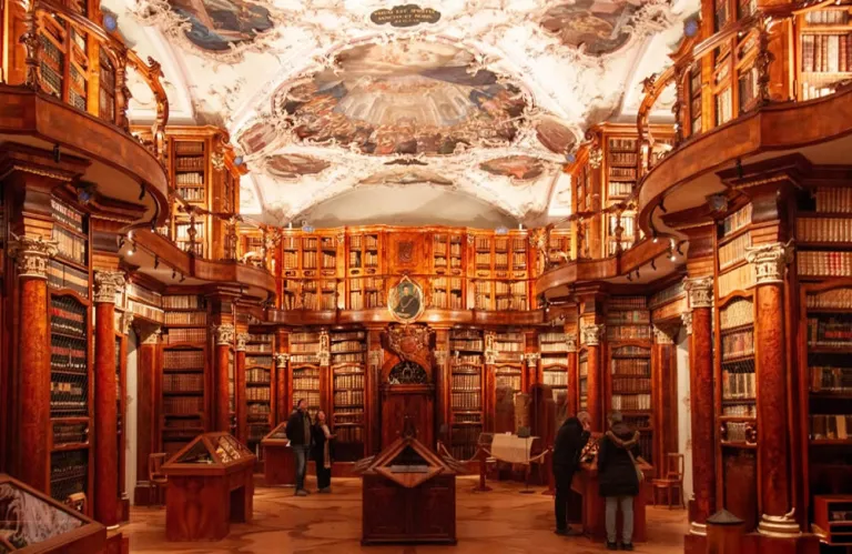 «Ψυχής Ιατρείον»: Η συγκλονιστική μεσαιωνική βιβλιοθήκη της Ελβετίας με την ελληνική επιγραφή (βίντεο + φώτος)