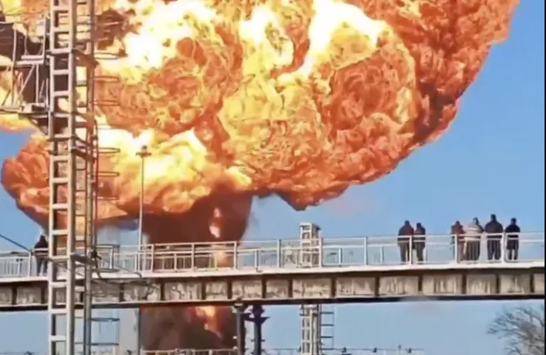 Ρωσία: Εκτροχιασμός τρένου καυσίμων - Μεγάλη φωτιά στις σιδηροδρομικές γραμμές (βίντεο)