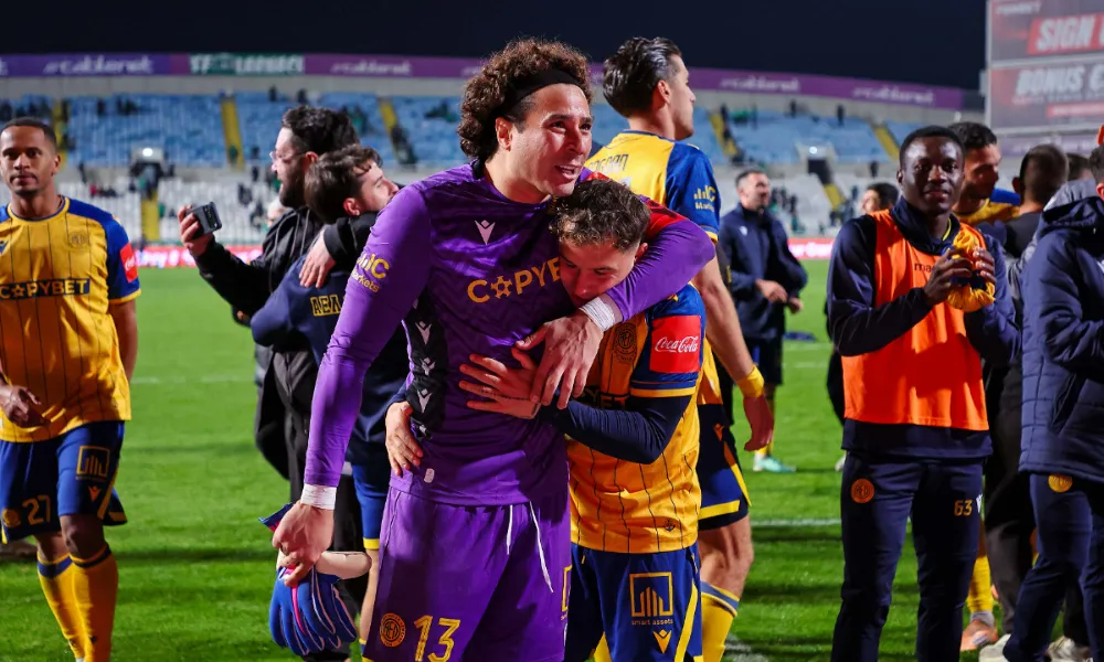 Τι άλλο να κάνει, σπαθιά να καταπιεί;