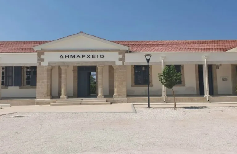 Ο ΥΠΕΣ ζητά στοιχεία από τον Δήμο Πόλεως Χρυσοχούς μετά την καταγγελία για παράνομες μονιμοποιήσεις εργατών