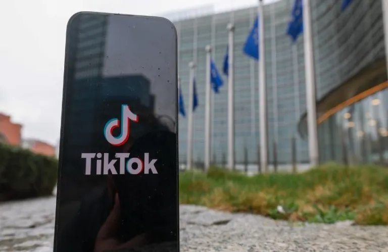 Στο στόχαστρο της Κομισιόν το TikTok για εθιστικό σχεδιασμό και κινδύνους στους ανηλίκους