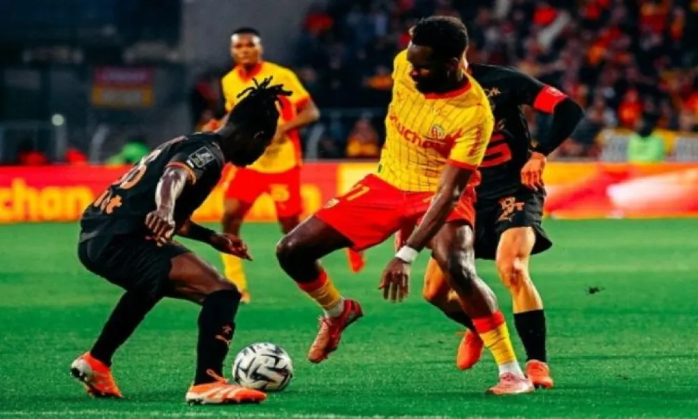 Νίκη με δέκα παίκτες και κορυφή για τη Λανς