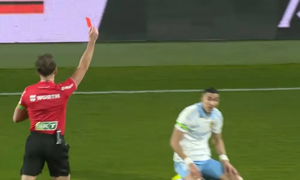 Σκόραρε, έβαλε αυτογκόλ και αποβλήθηκε στο ντεμπούτο του!