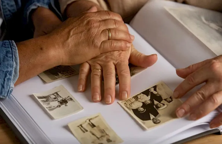 ΦΑΚΕΛΟΣ / Ζώντας με την άνοια στην Κύπρο: Οι «αόρατοι» ασθενείς και η μοναξιά των φροντιστών