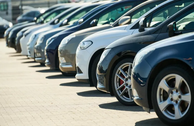 Κομπίνες εκατομμυρίων ευρώ με πολυτελή μεταχειρισμένα οχήματα από την Αγγλία