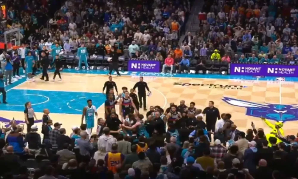 Χαμός στο Χόρνετς-Πίστονς: Έπεσαν «μπουκέτα» και τέσσερις αποβολές!