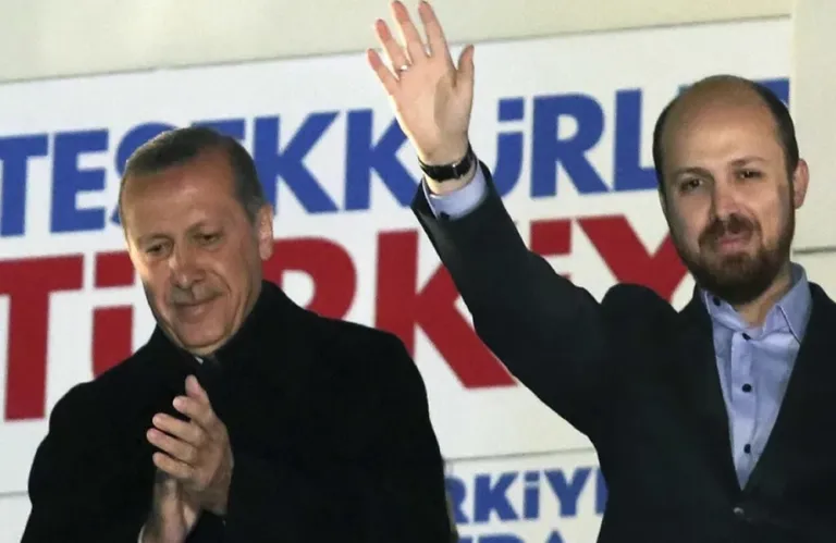 Bloomberg: Ο Μπιλάλ Ερντογάν κάνει όλο και πιο συχνές εμφανίσεις, ίσως διαδεχθεί τον πατέρα του