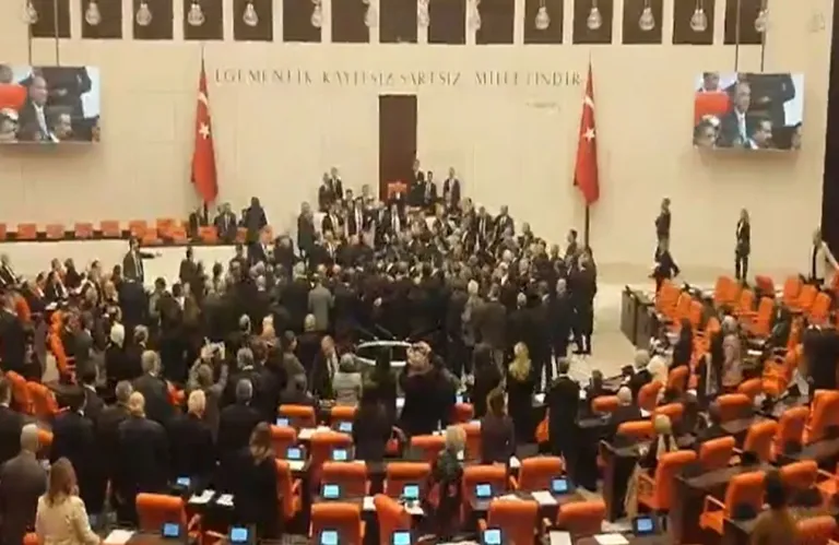Άγριο ξύλο στην τουρκική Βουλή την ώρα που ο Ερντογάν υποδεχόταν τον Μητσοτάκη (βίντεο)