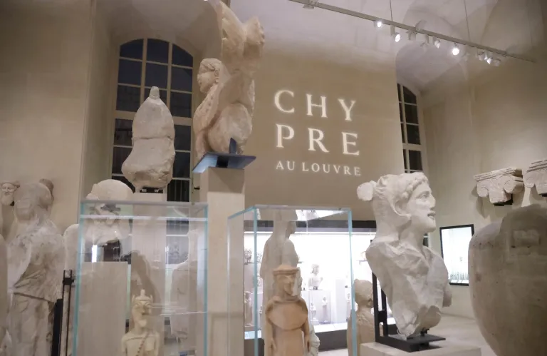 Τελέστηκαν τα εγκαίνια της αρχαιολογικής έκθεσης «Η Κύπρος στο Λούβρο», στο Παρίσι