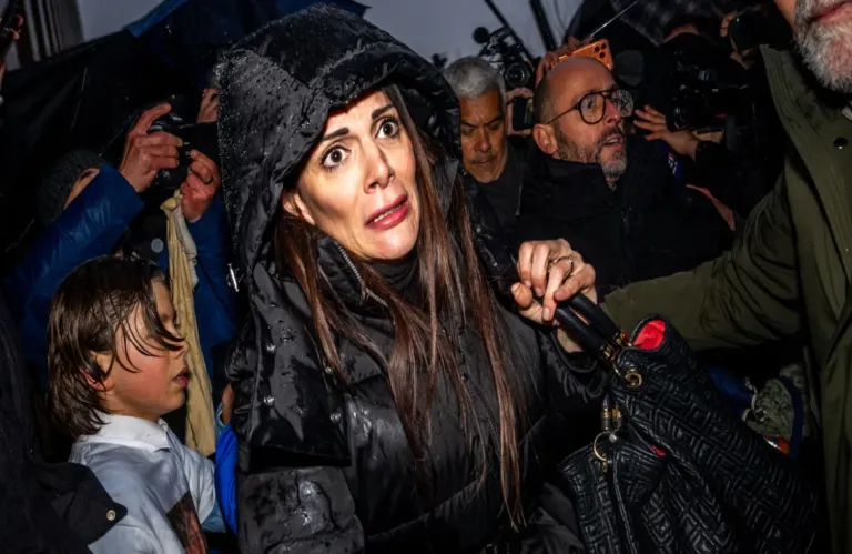 Σπρωξίματα, φωνές και δάκρυα: Εξοργισμένοι συγγενείς θυμάτων του κλαμπ στο Κραν Μοντανά περίμεναν τους ιδιοκτήτες στην εισαγγελία της Σιόν (βίντεο)