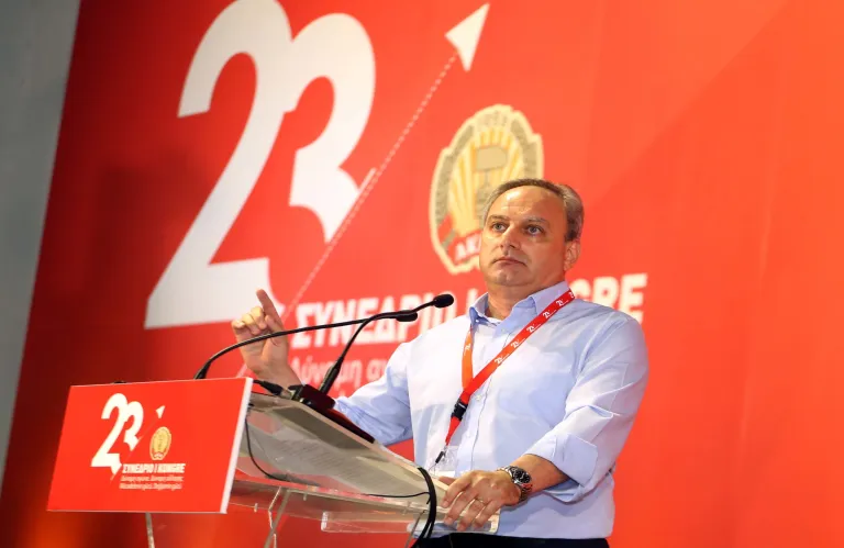 Το ΑΚΕΛ κατηγορεί τον Κόμπο για θαυμασμό και γλείψιμο στον Τραμπ: «Δεν τιμά την Κύπρο»