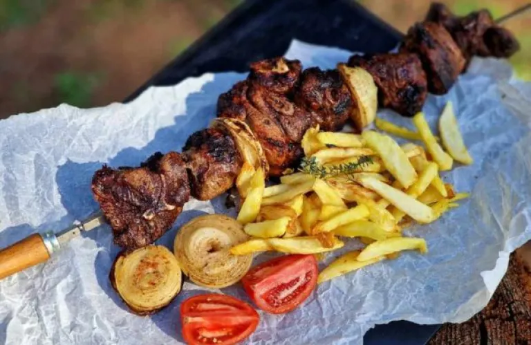 Άναψαν οι σούβλες στην Πάφο: Η Τσικνοπέμπτη γιορτάστηκε με κέφι, παράδοση και άφθονη τσίκνα