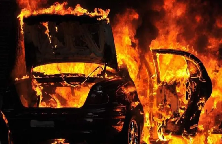 Τυλίχθηκε στις φλόγες όχημα έξω από κατοικία στην Αραδίππου