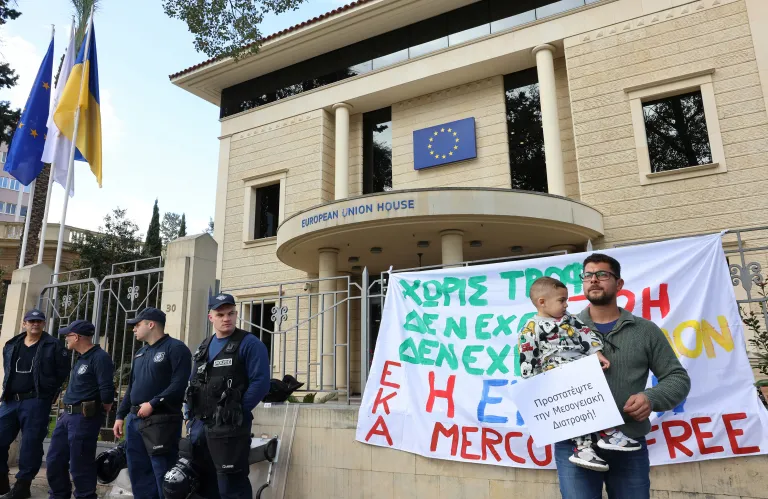 Με πανό κατά της Mercosur έξω από το Σπίτι της Ευρώπης οι αγρότες (φώτος)