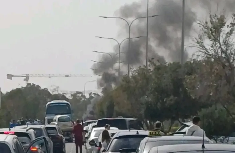 Λάρνακα: Πυρκαγιά σε όχημα εν κινήσει στην περιοχή Τεκκέ (φώτος)