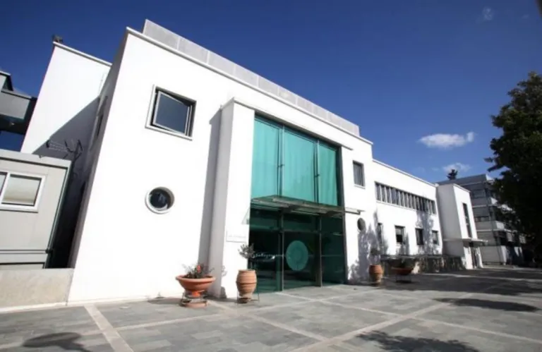 Κοινοβουλευτική έρευνα σε εξέλιξη για οικογένεια με ανήλικα που βρέθηκε άστεγη ενώ είχε υποβάλει αίτηση για διεθνή προστασία