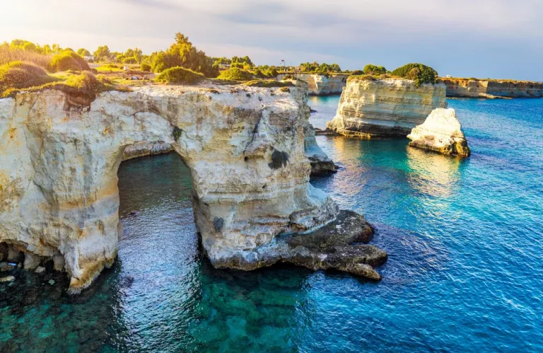 Απίστευτο: Κατέρρευσε ανήμερα του Αγίου Βαλεντίνου η διάσημη «Αψίδα των Ερωτευμένων» στην Ιταλία (βίντεο)