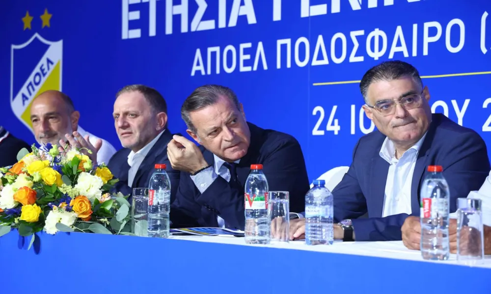 Σε εξέλιξη η κρίσιμη συνεδρία στον ΑΠΟΕΛ με φόντο την αλλαγή σκυτάλης