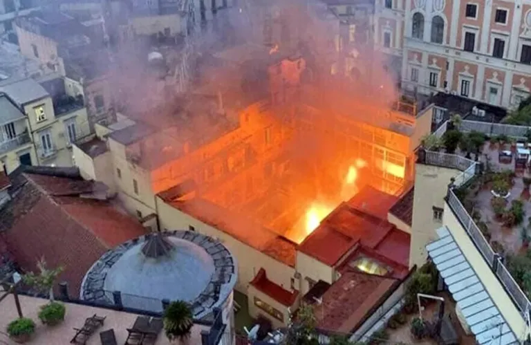 Νάπολη: Φωτιά κατέστρεψε το ιστορικό θέατρο Σανατζάρο - Εκκενώθηκαν 22 διαμερίσματα (βίντεο + φώτος)