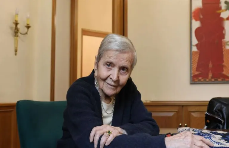 Στους δεσμούς με Αρβελέρ αναφέρεται το ΠΚ εκφράζοντας θλίψη για τον θάνατό της