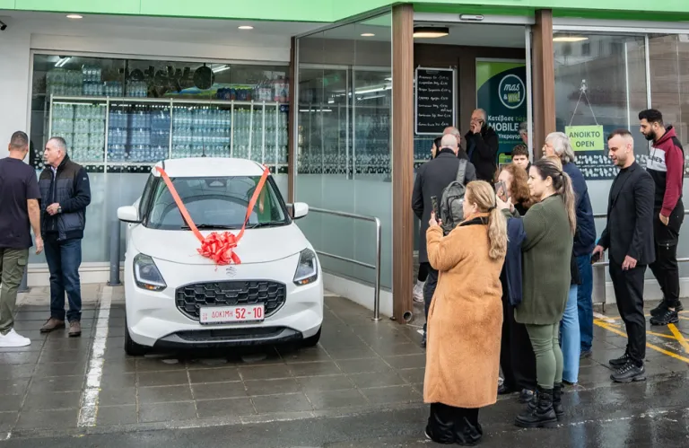 Ο Όμιλος Υπεραγορών MAS παρέδωσε το ολοκαίνουργιο SUZUKI SWIFT HYBRID, στον νικητή του διαγωνισμού της εφαρμογής mas&WIN!!