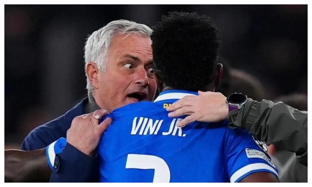 Μουρίνιο για Βινίσιους: «Όταν συμβαίνει σε τόσα πολλά γήπεδα, κάτι δεν πάει καλά»