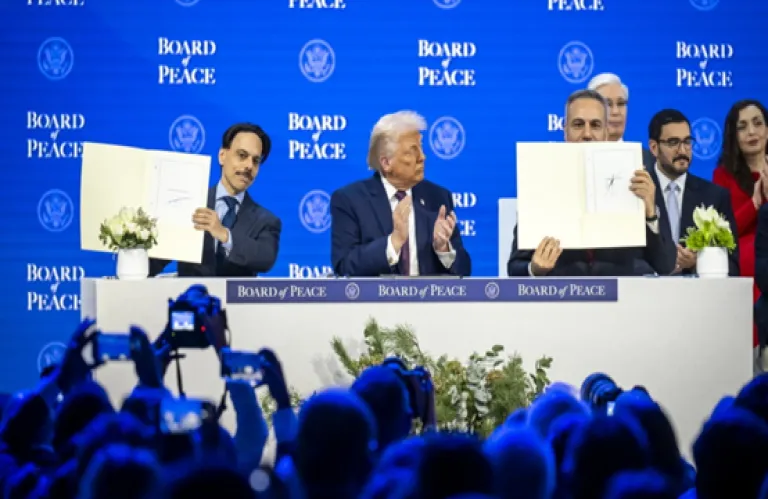 Συνεδριάζει σήμερα για πρώτη φορά το Συμβούλιο Ειρήνης του Τραμπ: Οι συμμετοχές, οι απουσίες και ο διχασμός στην Ευρώπη