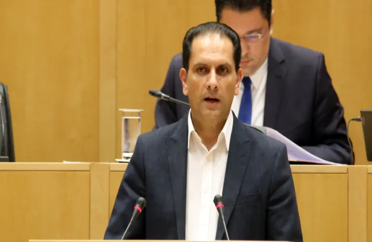 Ένας βουλευτής, δύο Επιτροπές