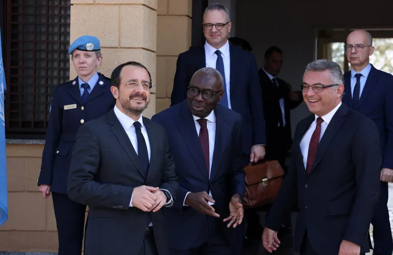 Η συνάντηση Χριστοδουλίδη-Έρχιουρμαν και τα παπαγαλάκια