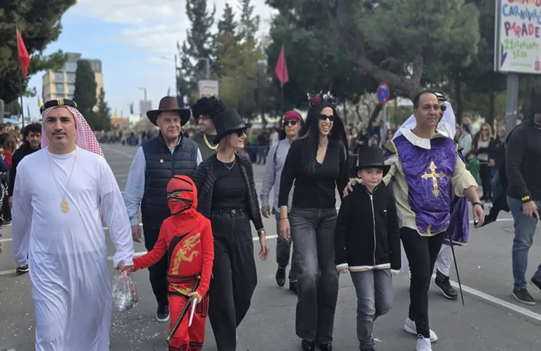 Μεγάλη καρναβαλίστικη παρέλαση της Πάφου - Γέμισαν οι δρόμοι χρώματα, εντυπωσιακά άρματα και αστείρευτο κέφι (φώτος+βίντεο)