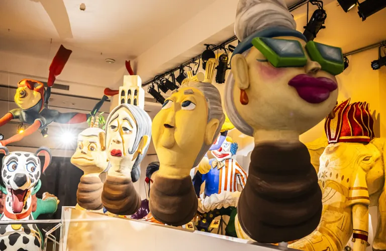 «Ντυνούμαστον με ντύματα πατσάλια»: Χρώματα, σάτιρα και μνήμες ενός αιώνα στο Μουσείο Λεμεσιανού Καρναβαλιού
