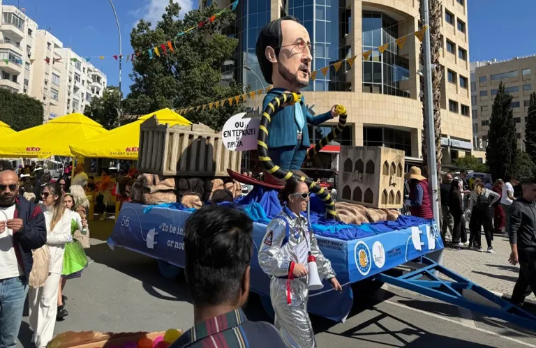 LIVE: Εδώ Λεμεσός, εδώ Λεμεσός - Χιλιάδες καρναβαλιστές ξεφαντώνουν στη μεγάλη καρναβαλίστικη παρέλαση (φώτος + βίντεο)