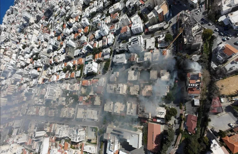 Λεμεσός: Στις φλόγες εγκαταλελειμμένο κτήριο στο κέντρο της πόλης (βίντεο)