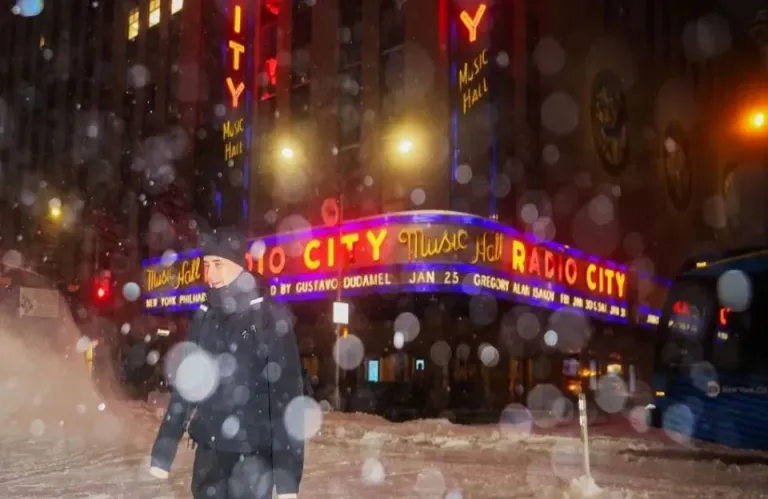 Η Νέα Υόρκη αντιμέτωπη με την ισχυρότερη χιονοθύελλα της 10ετίας: Ακυρώσεις πτήσεων, κλειστά σχολεία