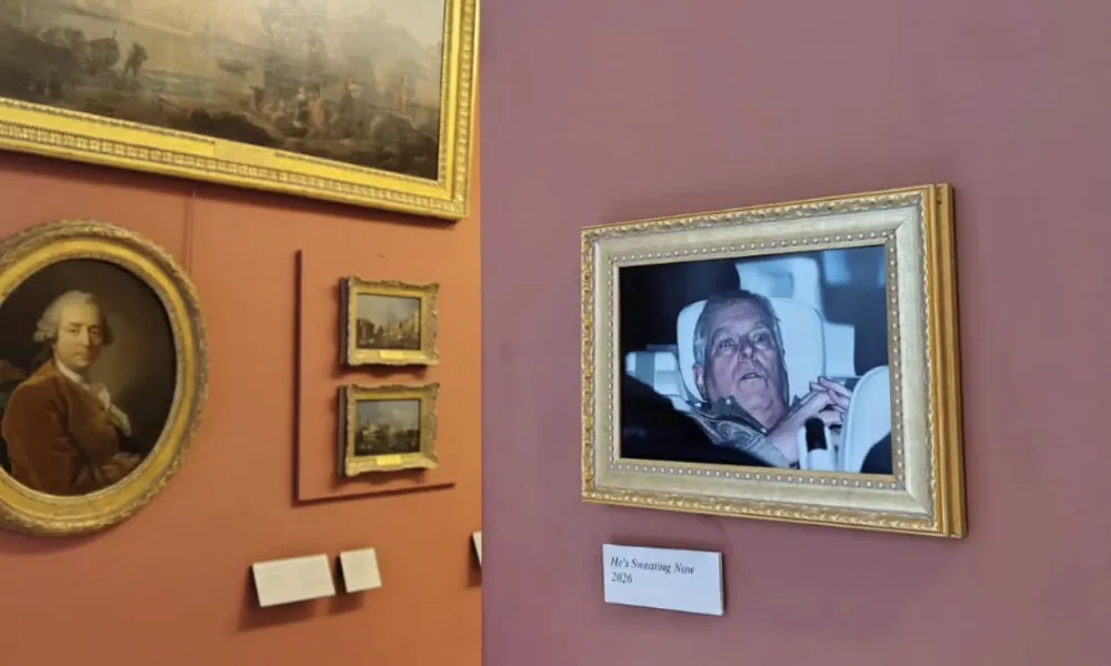 Ακτιβιστές κρέμασαν στο Λούβρο τη φωτογραφία σύλληψης του πρώην πρίγκιπα Άντριου