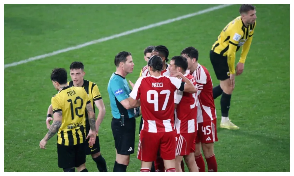 Διετής αποκλεισμός από τα γήπεδα και πρόστιμο για τη ρίψη ομπρέλας στο ΑΕΚ - Ολυμπιακός!