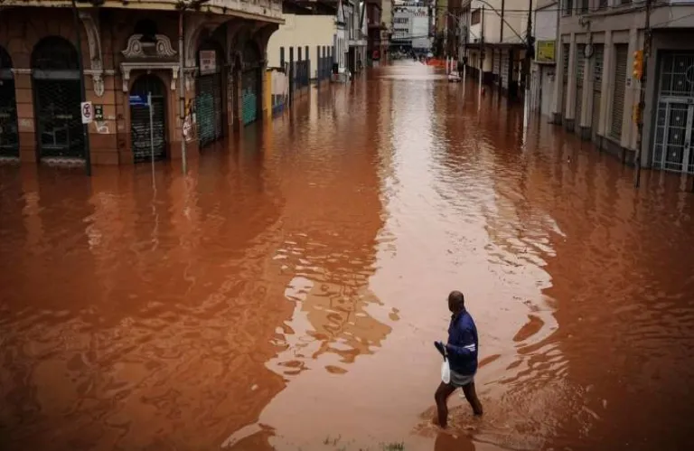 Τουλάχιστον 22 άνθρωποι έχασαν τη ζωή τους από καταρρακτώδεις βροχές στη Βραζιλία