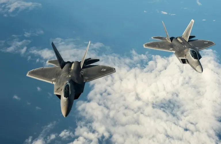 Συγκεντρώνουν δυνάμεις οι ΗΠΑ στη Μέση Ανατολή: Έτοιμα για απογείωση τα F-22 Raptor αν αποτύχουν οι συνομιλίες με το Ιράν