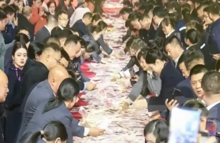 Αφεντικό-φαινόμενο στην Κίνα μοίρασε 22 εκατ. ευρώ μπόνους και… όσα σηκώνουν τα χέρια