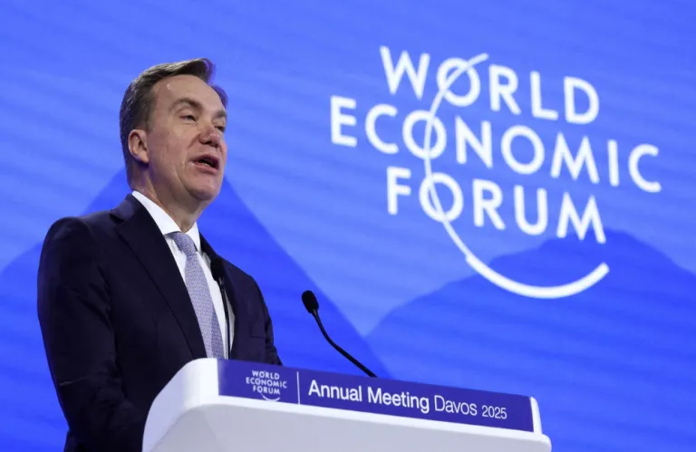 «Βόμβα» στο Παγκόσμιο Οικονομικό Φόρουμ: Παραιτήθηκε ο πρόεδρος, λόγω εμπλοκής στην υπόθεση Έπσταϊν