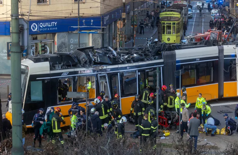 Μιλάνο: Δύο νεκροί και 40 τραυματίες - Σε λιποθυμία του οδηγού φέρεται να οφείλεται ο εκτροχιασμός του τραμ