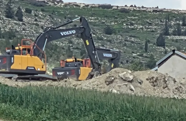 Άρχισαν στην Αραδίππου οι διαδικασίες για ταφή ζώων που εντοπίστηκαν θετικά στον αφθώδη πυρετό