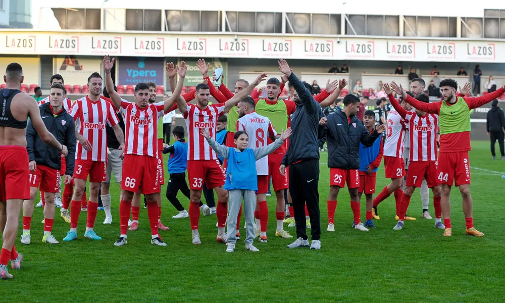 Επιστρέφει με τρόπαιο στα... σαλόνια η Νέα Σαλαμίνα - Πρωταθλήτρια στη Β΄ Κατηγορία