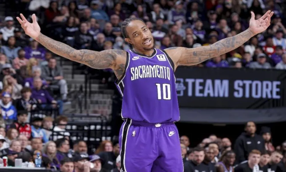 Ο ΝτεΡόζαν θέλει να αγωνιστεί είτε στους Λέικερς είτε στους Κλίπερς