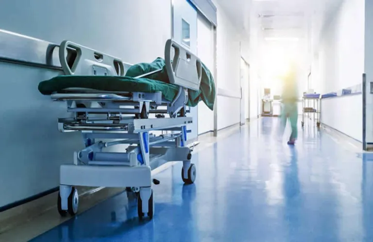 Μάχη για τη ζωή δίνει 61χρονη - Χτυπήθηκε από αυτοκίνητο ενώ διασταύρωνε τον δρόμο