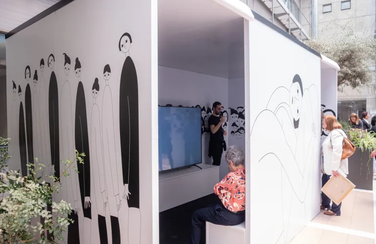 Η εικαστική εγκατάσταση «Ο Πόλεμος με τα Μάτια της» ταξιδεύει στην Αθήνα