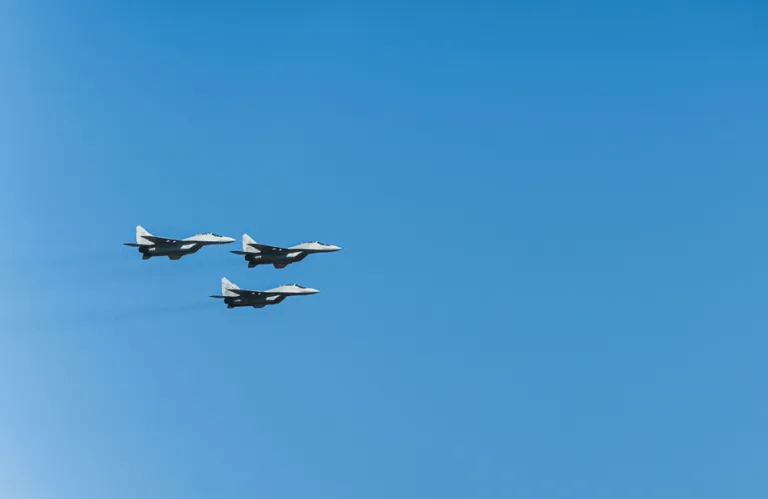 Άμεση κινητοποίηση της Αεράμυνας: Κατάρριψη drones και ύποπτο αντικείμενο στον εναέριο χώρο