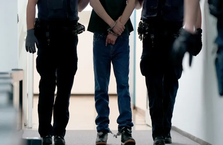 Δύο συλλήψεις στον Άγιο Δομέτιο για υπόθεση παράνομης εισόδου στην ΚΔ - Χειροπέδες σε 57χρονο και 27χρονο, κατασχέθηκαν €7.500