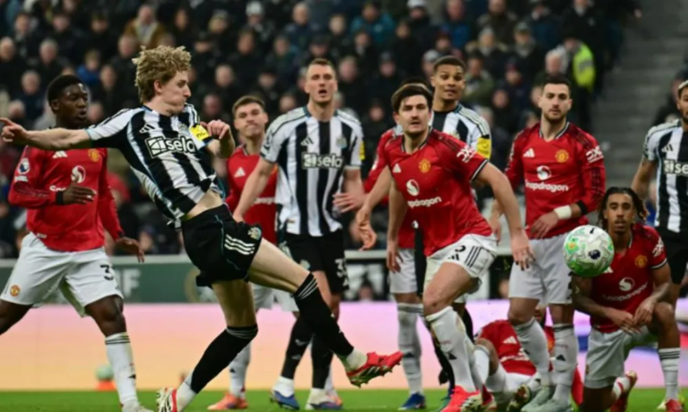 Με δέκα παίκτες η Νιούκαστλ σόκαρε την Γιουνάιτεντ