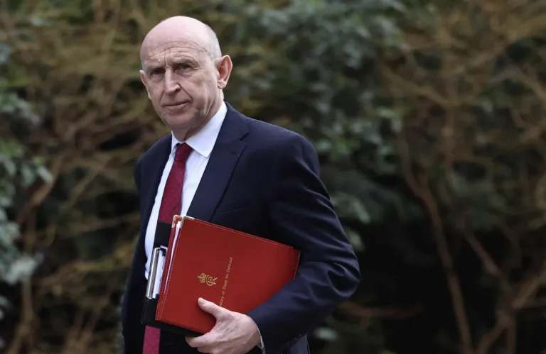 Στην Κύπρο ο Βρετανός υπουργός Άμυνας μετά την ένταση για τις βάσεις - Συνάντηση με Χριστοδουλίδη